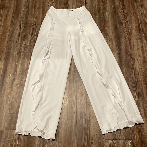 White ruffle open leg pants - Picture 1 of 5